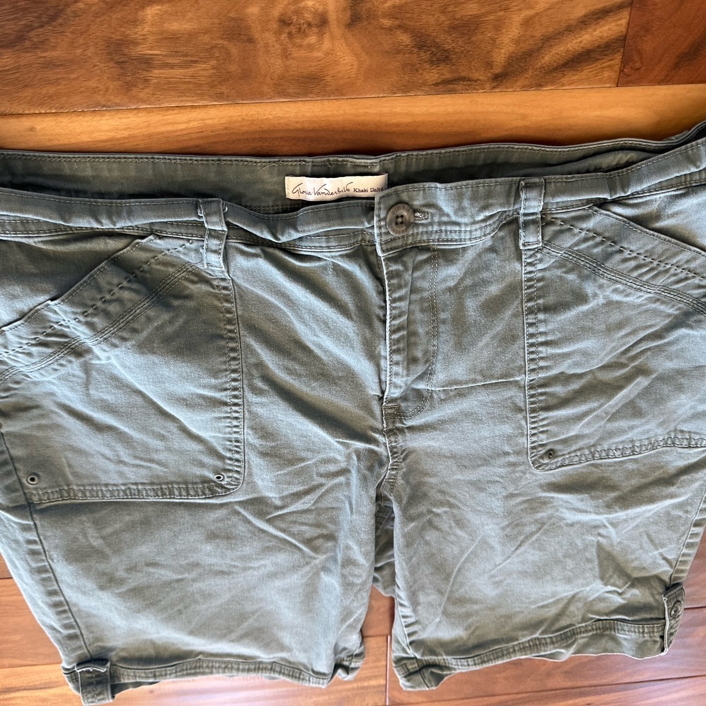 Gloria Vanderbilt Green Khaki Shorts size 18W - Picture 3 of 4